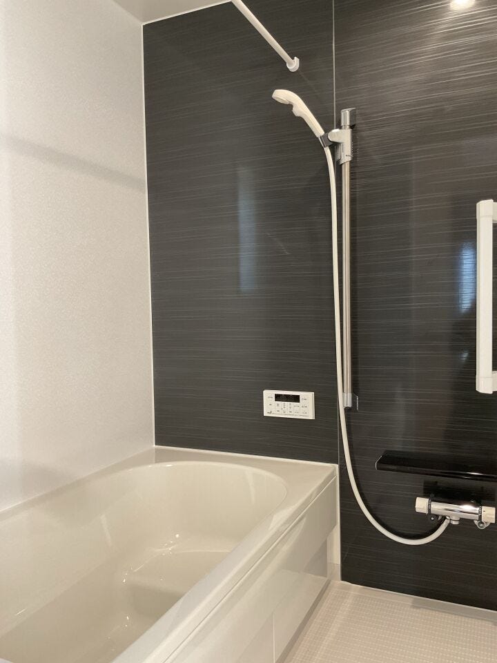 壁の一面がアクセントになったシンプルなユニットバスです。お手入れがしやすく明るい浴室です。