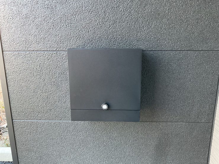 玄関ポーチ内に郵便ポストを完備。雨の日や寒い日に便利です。