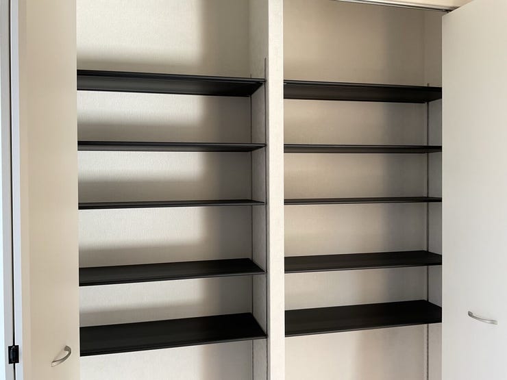 玄関の収納は大容量で靴や傘などすっきり片付きます。