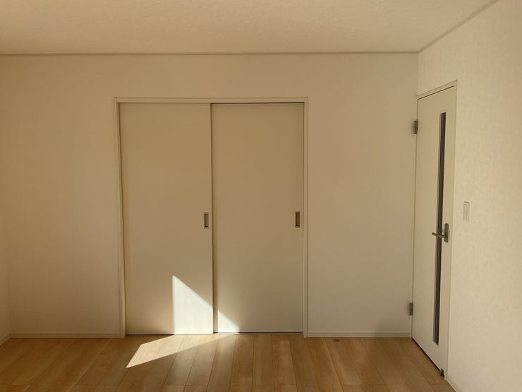 和室は白い建具で独立できます。急な来客時などに便利です。