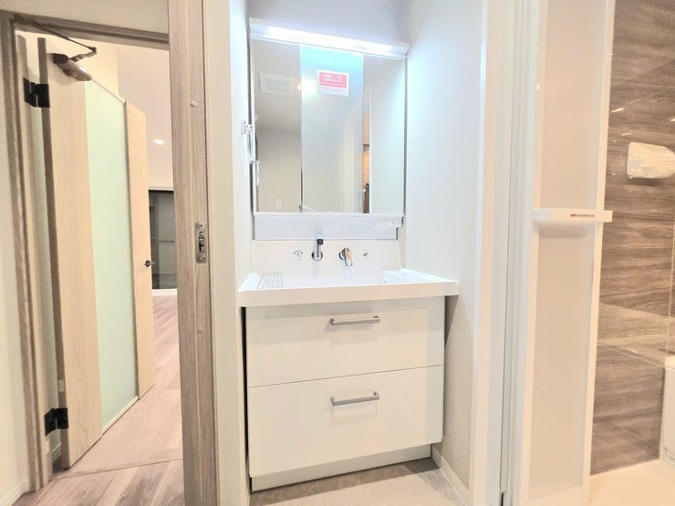 三面鏡タイプで、身だしなみチェックもばっちり!