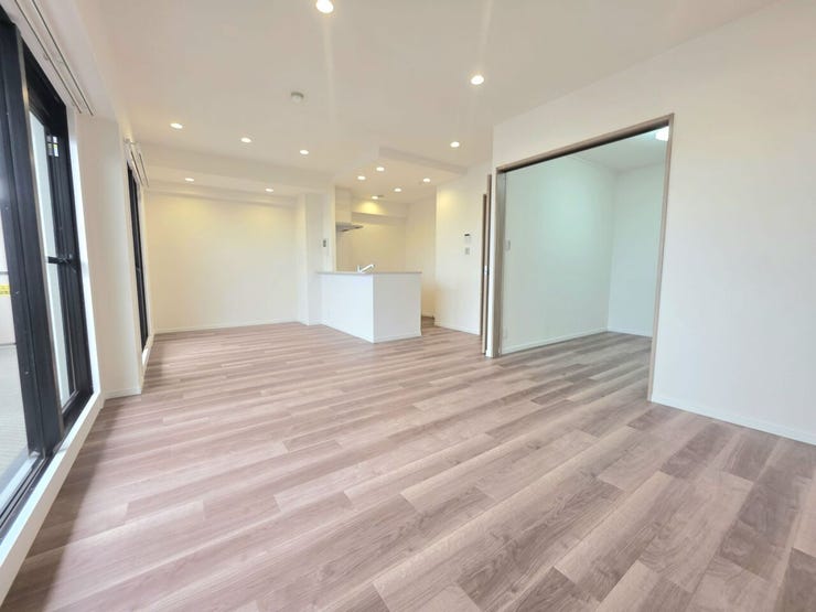 窓から光が差し込む、明るく心地よいLDK!