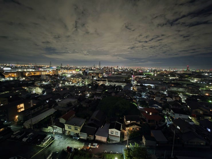 窓から広がる夜景が、日常をちょっと特別に!