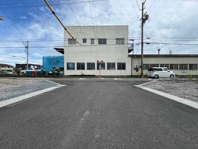 幅員約6mの前面道路です。車の出し入れもしやすく、また配達などの車が停まっていても通行出来る道幅となっています。(2025年9月11日 撮影)