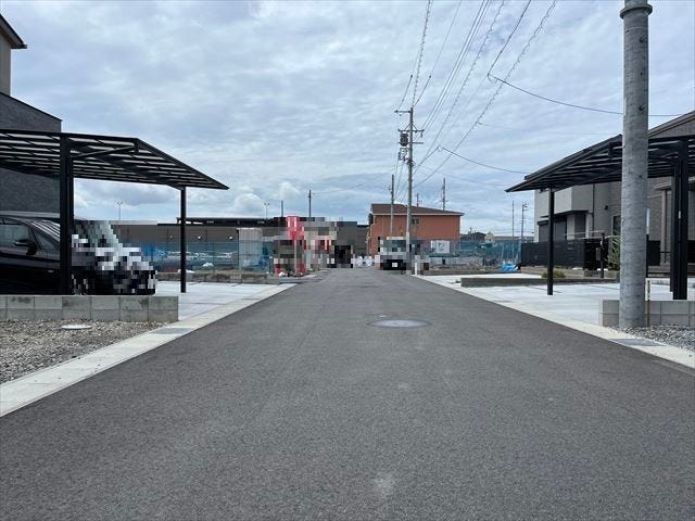 幅員約6mの前面道路です。車がすれ違うのに十分な道幅です。車が2台と通行人も通れる幅となっています。(2025年9月11日 撮影)