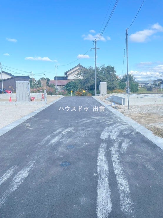 前面道路は位置指定道路です。