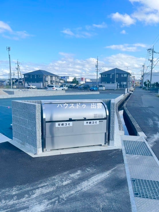 新規分譲地内のため、新しくごみ箱が設置されています。