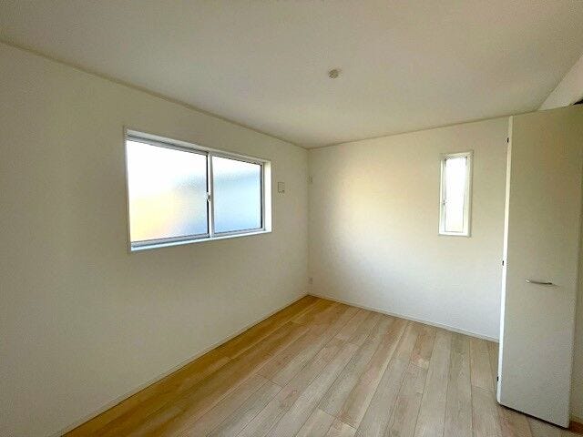 2階 洋室(6帖)には窓が2か所あり、自然光が差し込む心地良いお部屋です。