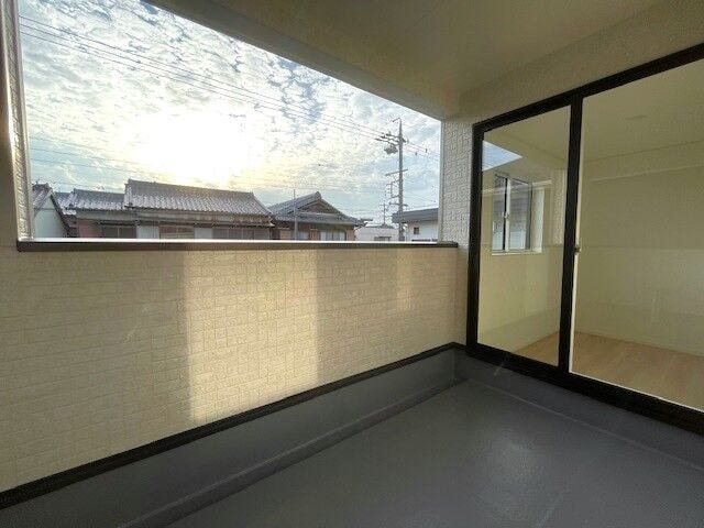 広々としたバルコニーからは、サンルームと洋室(6.5帖)のお部屋へ出入りすることができます☆