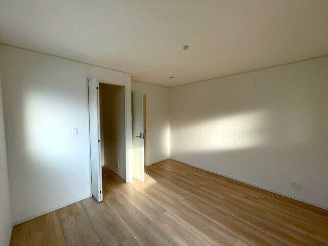 2階 洋室(6帖)には収納スペース付き