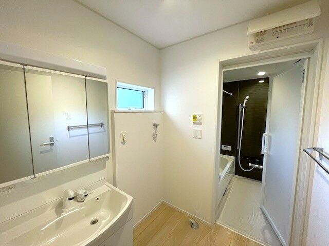 シャワー付き洗面台で、朝の身支度やお掃除もスムーズ☆