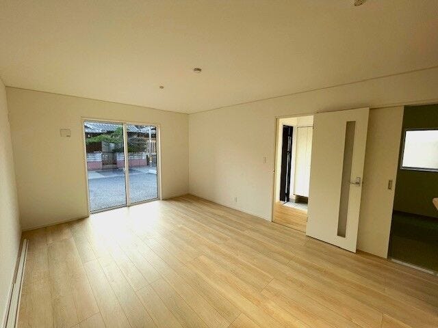 すっきりとした長方形のLDK。
光がまっすぐ届き、心地よい空間に。(16帖)