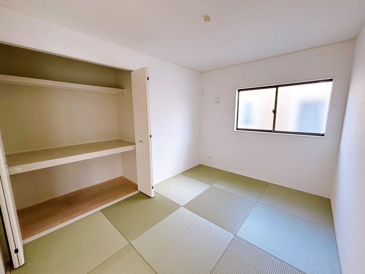 窓から自然光が差し込む心地良い和室♪(6帖)