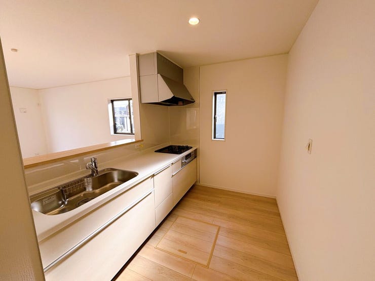 キッチンには床下収納付き☆
ホワイトカラーのナチュラルな雰囲気のキッチン♪