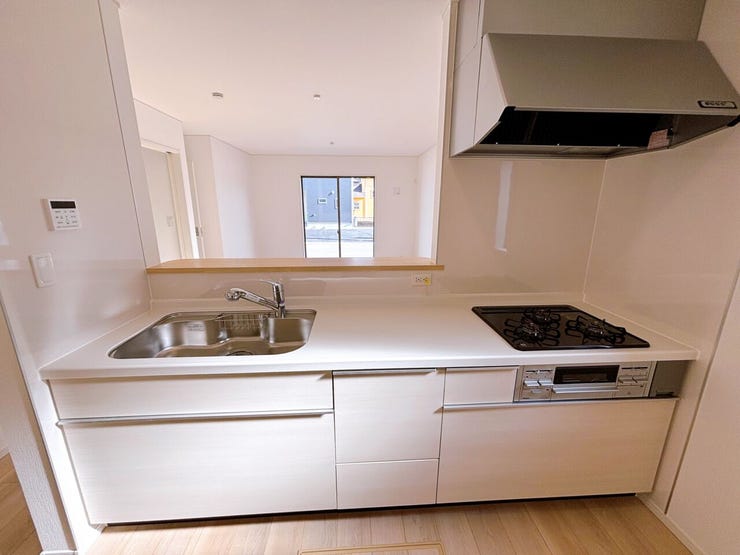 リビングや和室を見渡せることができる対面キッチン☆
家族との会話を楽しみながらお料理することができます。