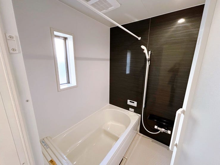 浴室にはランドリーパイプ付きで雨の日のお洗濯も安心☆