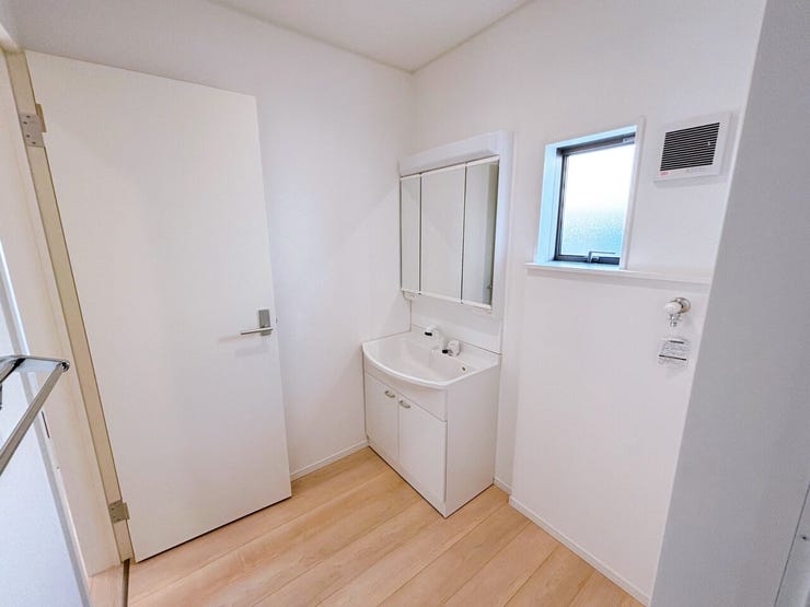 洗面室には窓があり、清潔に保つことができます☆
ホワイトカラーで明るい洗面室です。