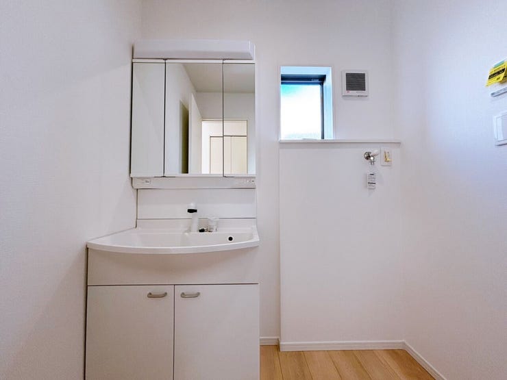 三面鏡のシャワー付き洗面台は収納もでき、お掃除もしやすいです☆