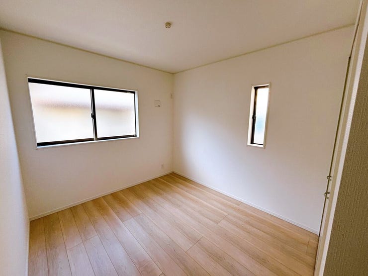 洋室 (5.25帖)には窓が2か所あり明るく風通しがよいお部屋です。