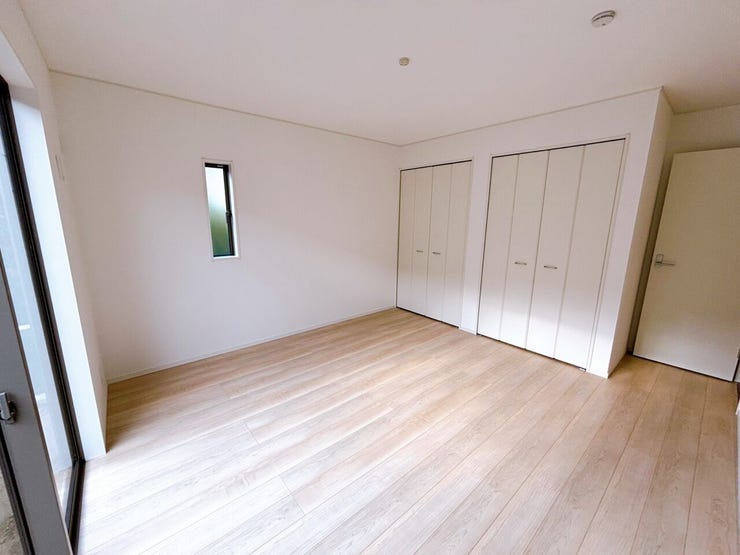 洋室 (8.5帖)にはクローゼットが2か所あります。
多くな窓があり、自然光がたっぷり差し込むお部屋です。