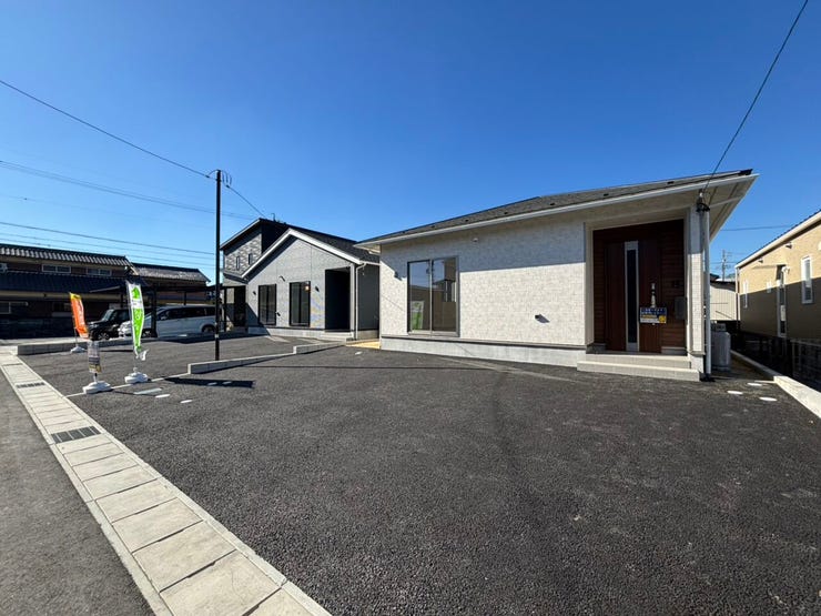 前面道路幅は6mあり、駐車が苦手な方もスムーズに駐車できます♪