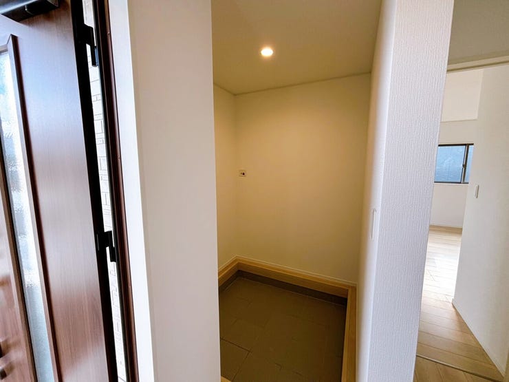 玄関にはシューズインクロークがあり、ベビーカーやスポーツ用品、アウトドア用品などたっぷり収納できます♪