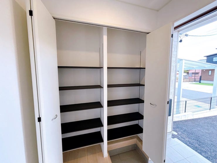 シューズクローゼットは可動棚でブーツなどもスッキリ収納できます☆