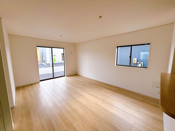 17帖のLDKは大きな窓から光がまっすぐ差し込み、家具も配置しやすいリビングです。