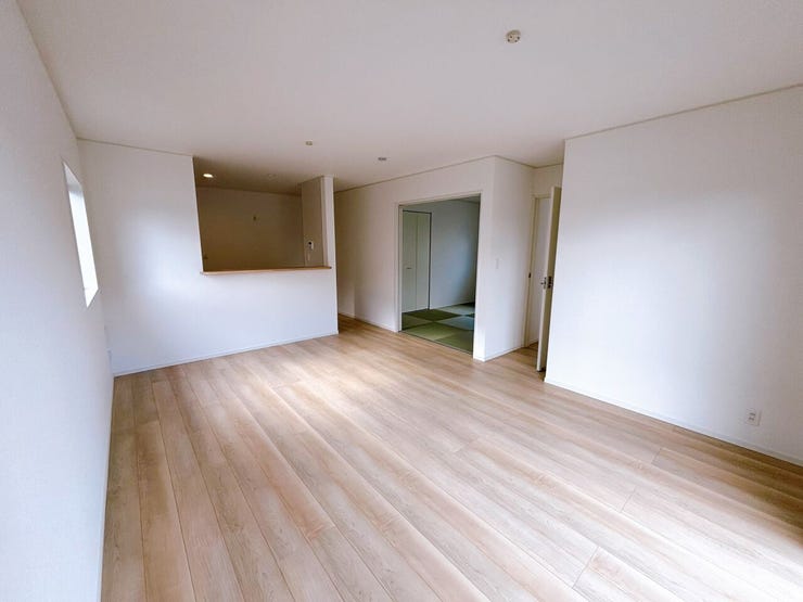 リビングとつながる和室のドアをあけて広々とした空間。