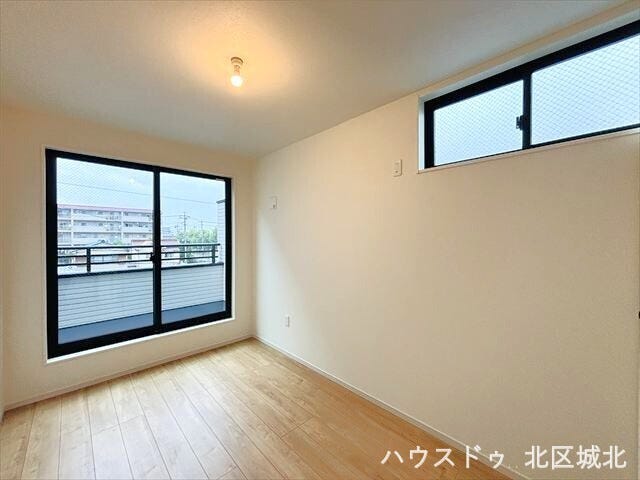 北側5.5帖洋室
大きな窓からたっぷり光が差し込む明るい洋室。2面採光で風通しも良く、心地よいプライベート空間が広がります。