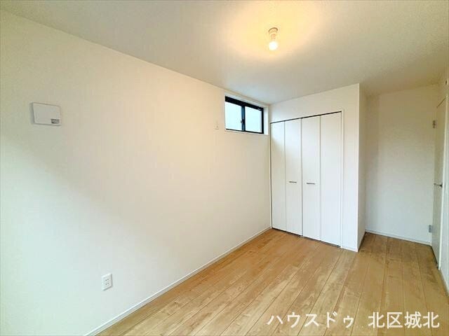 収納をしっかり備えた明るい洋室。穏やかな光が差し込む空間で、プライベートな時間をゆったり過ごせます。