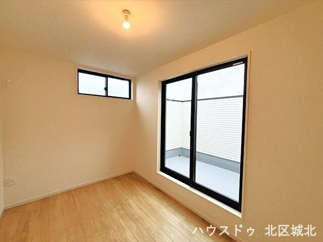 南側5.5帖洋室
バルコニーに面した大きな窓から光が差し込む明るい洋室。心地よい陽射しに包まれた、快適なプライベート空間です。