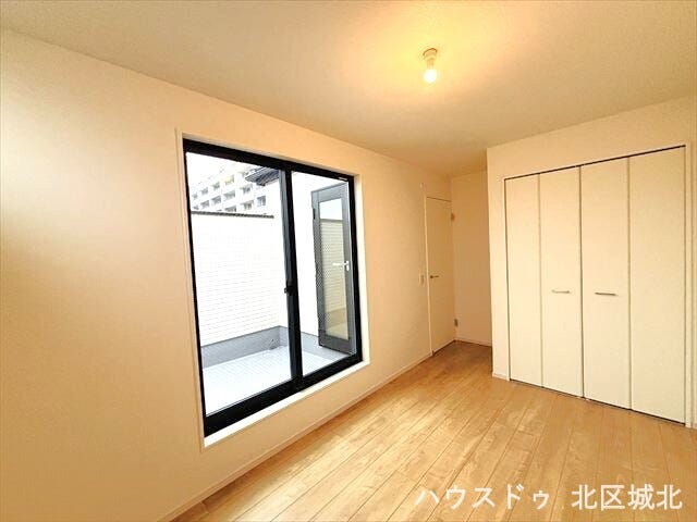 バルコニーに面した明るい洋室。収納付きで家具の配置もしやすく、主寝室や子ども部屋として幅広く活用できます。