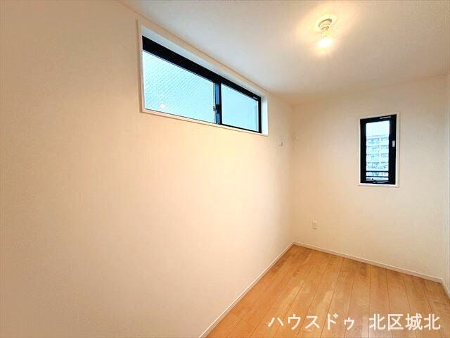 4帖洋室
2面採光で明るさを確保した洋室。子ども部屋やテレワークスペースなど、多彩な使い方ができる便利な一室です。