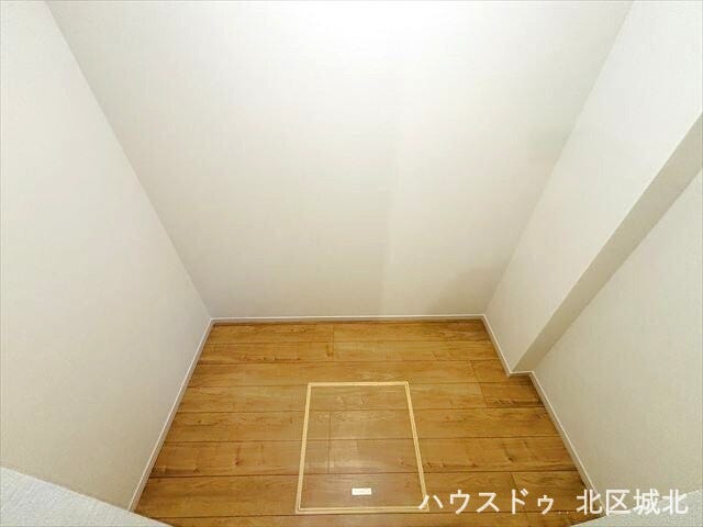 大容量のウォークインクローゼット付き。家族みんなの衣類や小物をまとめて収納でき、日々の片付けもラクラク。