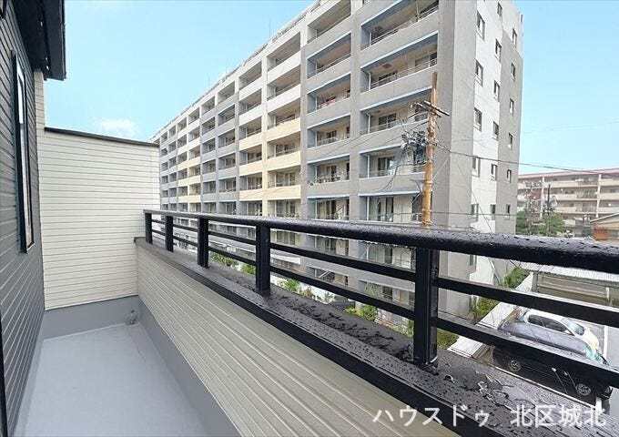 明るい陽射しが差し込むバルコニー。洗濯物もよく乾き、毎日の暮らしに心地よい開放感をプラス。