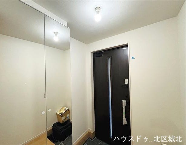 姿見付きの玄関収納で、お出かけ前の身だしなみチェックもスムーズ。靴もたっぷり片付くゆとりの収納スペースです。