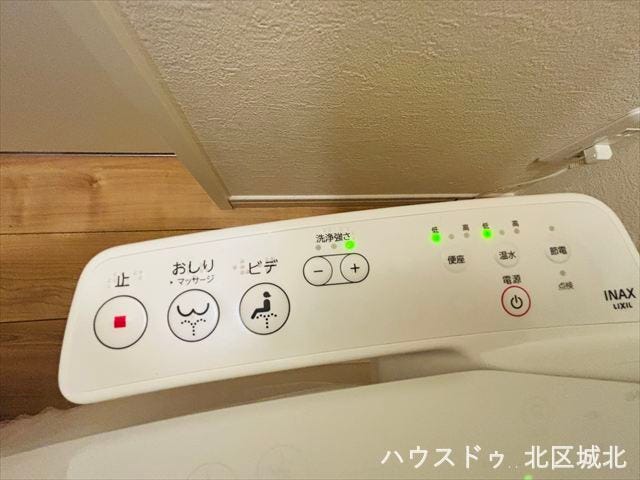 温水洗浄便座を採用し、清潔で快適なトイレ空間を実現。温度・水圧調整など多彩な機能を備え、毎日を快適に過ごせます。