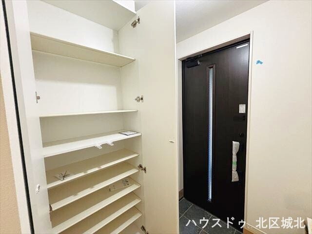 大容量のシューズボックス付きで、玄関まわりもスッキリ。家族分の靴や小物をすっきり収納できる、整った玄関空間です。