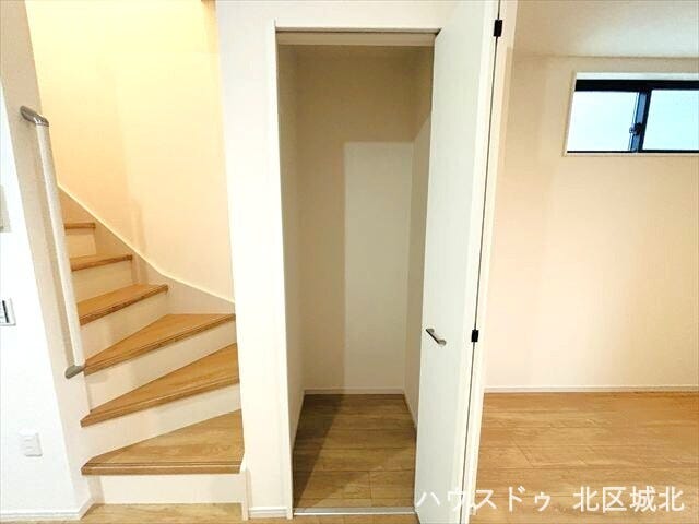 リビングに便利な収納スペース付き。日用品や掃除用具などをすっきり片付けられます。