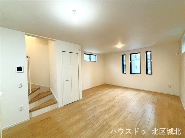 家族が自然と顔を合わせるリビング階段を採用。広々LDKには収納も備え、快適で会話の絶えない暮らしを叶えます。