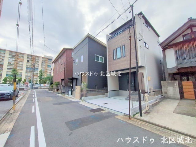 幅員約5.2mの側前面道路です。車がすれ違える道幅です。車1台とベビーカーですれ違っても余裕のある道幅は安心ですね。