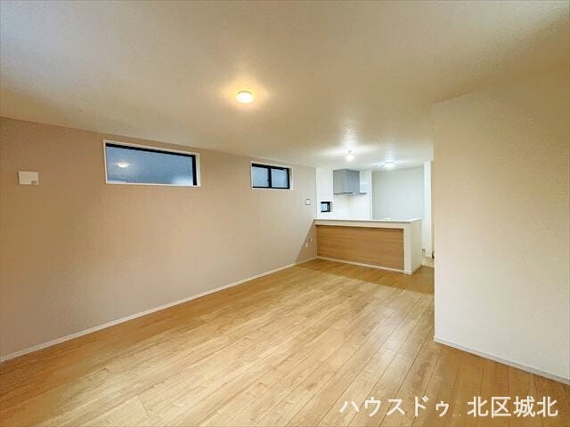 光と風を取り込む2階リビングは、自然と家族が集まる心地よい空間。広々としたLDKにカウンターキッチンを備え、快適な暮らしを演出します。