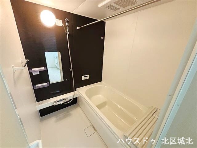 落ち着いた色のパネルが上質な雰囲気を演出。浴室乾燥機付きで、雨の日の洗濯も快適。ゆったりとくつろげるバスルームです。