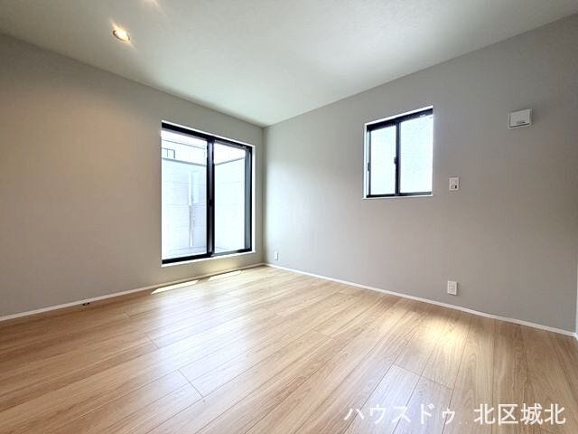 【7帖洋室】
バルコニーに面しているので、晴れた日は明るく過ごしやすい空間です。