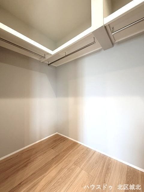 ウォークインクローゼットには扉を設けていないので、物の出し入れもサッと行えますね。また湿気もこもりにくいです。