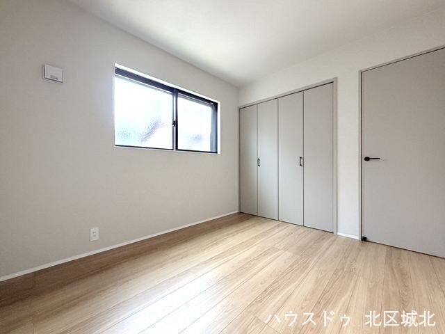 【5.2帖洋室】
自分専用の場所があるので,リビングダイニングに自分のものを置きっぱなしにすることもなくなります。