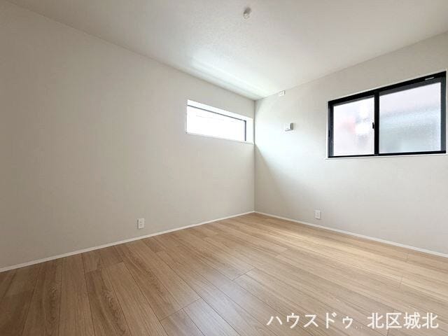 【6.1帖洋室】
やさしい光に包まれる洋室。心地よい毎日を過ごせる空間です。