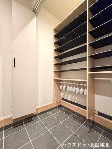 靴はもちろん、アウトドア用品もすっきり収納できる使い勝手の良いシューズインクローゼットです。