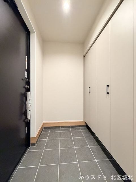 ゆとりある広さで、毎日の外出・帰宅が快適。ご家族や来客を心地よくお迎えします。